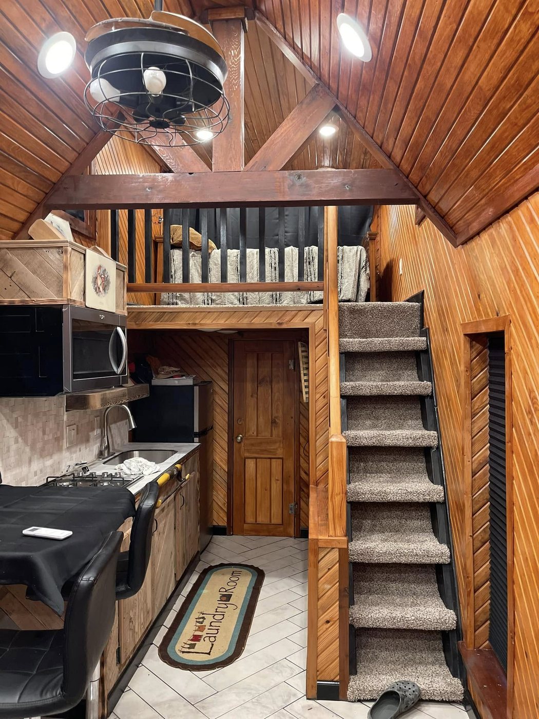 Interior de cabaña tiny home con loft